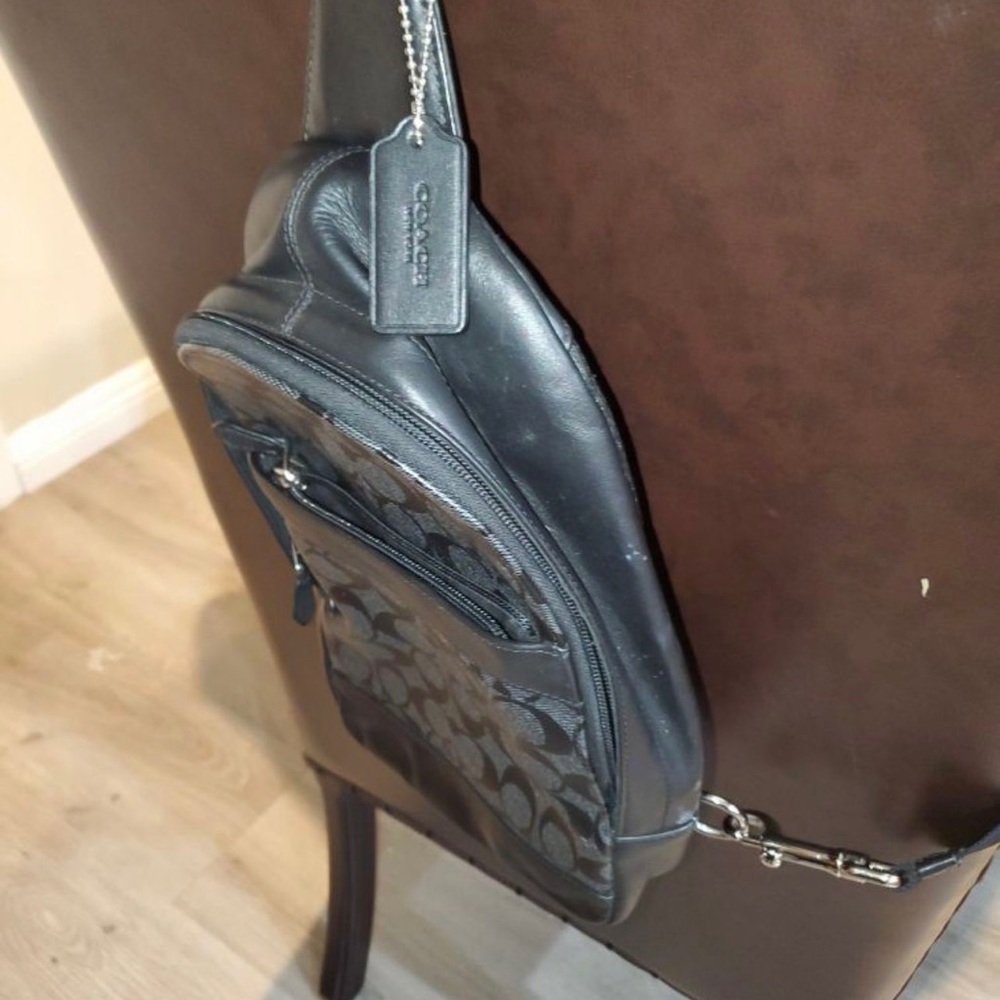 Coach bag no cracks or tears retail price was $350 - Picture 2 of 3